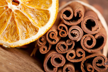 Scheiben von getrockneter Orange und Zimtstangen