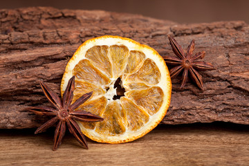 Scheiben von getrockneter Orange und Sternanis