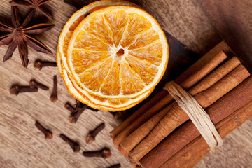 Scheiben von getrockneter Orange mit Zimt und Sternanis © Nailia Schwarz
