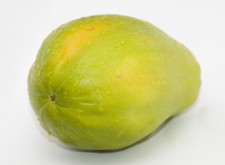 Papaya auf weissem Grund
