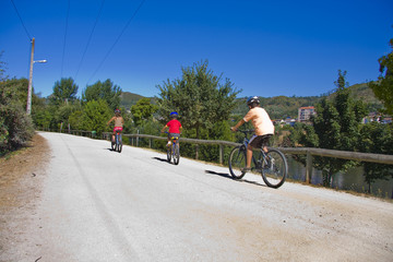 niños en bicicleta