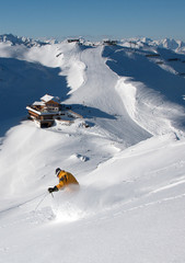 Tiefschneeabfahrt vor der Wedelhütte im Zillertal