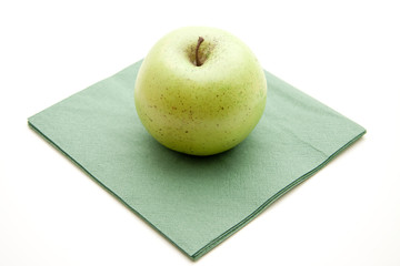 Apfel auf grüner Serviette