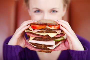 frau mit heißhunger © contrastwerkstatt