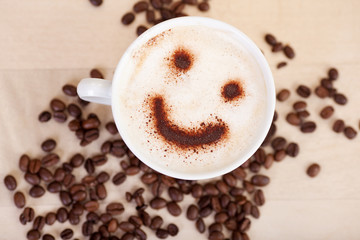cappuccino mit lachendem gesicht