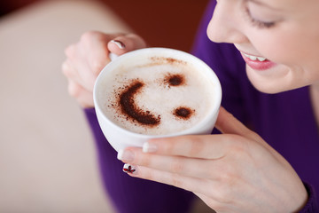 frau mit cappuccino