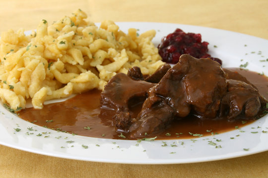 Wildragout mit Sp&auml;tzle und Preiselbeerkonfit&uuml;re