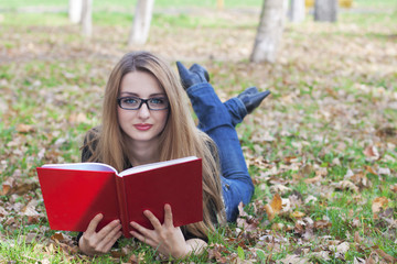 Obraz premium Girl reading in the park
