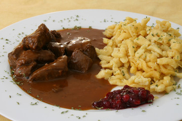 Hirschragout mit Spätzle