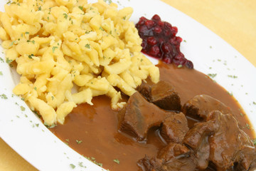 Hirschgulasch mit Spätzle