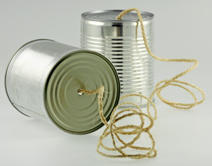 téléphone : jeu d'enfants avec boîtes de conserve et ficelle