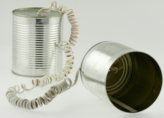 t&eacute;l&eacute;phone d'enfants avec bo&icirc;tes de conserve et fil &eacute;lectrique