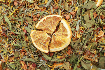 Orange auf Kräutern