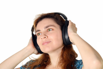 Junge Frau mit Kopfhörer lauscht verträumt der Musik