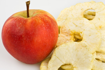 Apfel und getrocknete Apfelscheiben