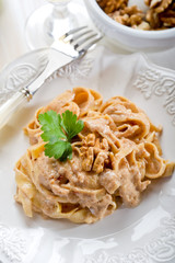 nuts pasta-pasta alle noci