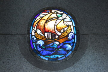 Bateau sur un vitrail d'un caveau du cimetière de Passy à Paris