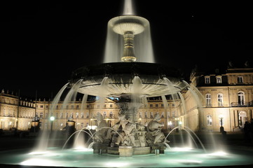 Brunnen am Neuen Schloss Stuttgart bei Nacht