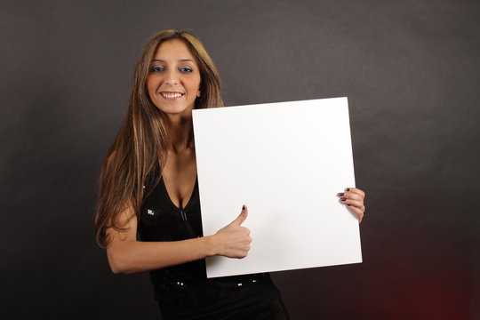 Junges sch&ouml;nes Nummerngirl mit Daumen hoch