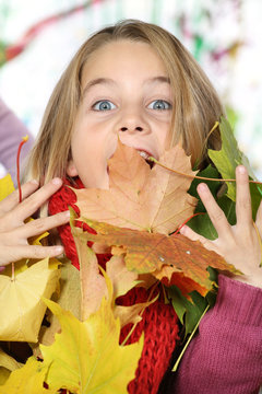 enfant lance des feuilles