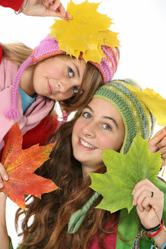 Deux jeune fille en automne avec des bonnets