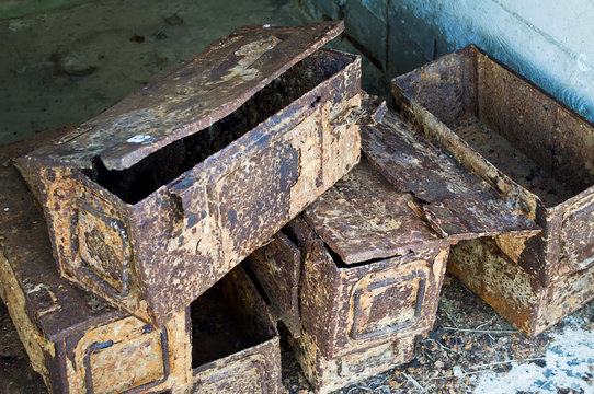 Cajas de municion oxidadas