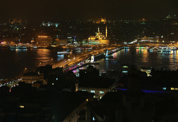 Fototapeta na wymiar Nocny widok na zatokę Złoty Róg i mostu Galata w Stambule