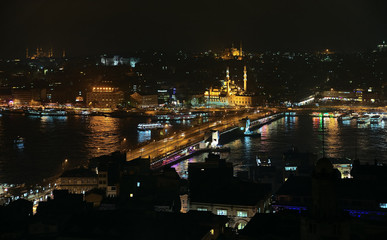 Fototapeta na wymiar Nocny widok na zatokę Złoty Róg i Most Galata w Stambule
