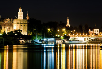 Fototapeta na wymiar Złota Wieża i Gwadalkiwir, Sevilla nocą