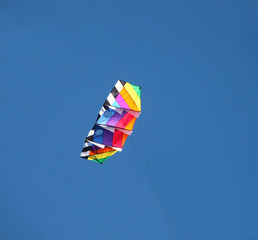 Bunter Drachen im blauen Himmel