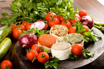 Quattro Formaggi morbidi speziati sul tagliere di legno