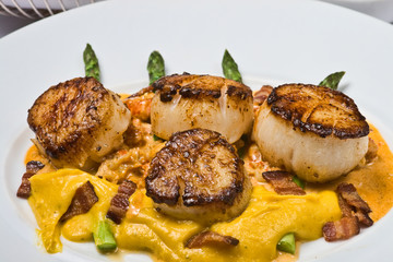 Scallops with cheese and bacon