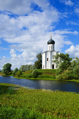Fototapeta na wymiar Kościół wstawiennictwem na rzece Nerl