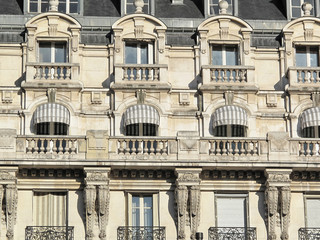 Fa&ccedil;ade avec balcons &agrave; balustrades en pierre.