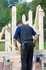 Zimmermann auf einer Baustelle