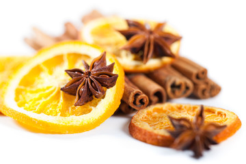 Sternanis, Zimtstangen und Orangen