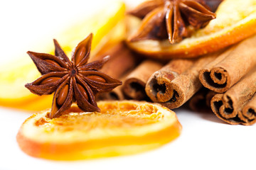 Sternanis, Zimtstangen und Orangen © fotogestoeber