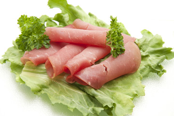 Lachsschinken auf Salatblätter