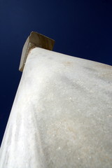 colonna bianca e cielo blu