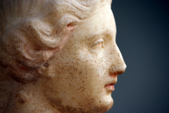 profilo di statua greca