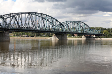 Fototapeta na wymiar Most Wisła - most kratownicowy w Toruniu