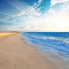 Obraz premium Beautiful beach shoreline in the morning