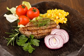 Bistecca di Manzo con verdure su tavola di legno