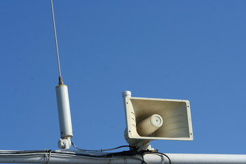 altoparlante ed antenna su una nave
