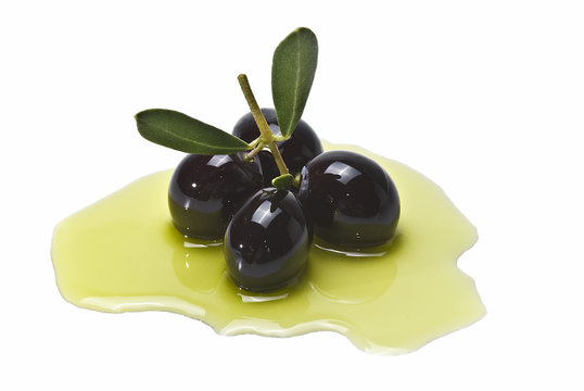 Aceitunas negras sobre aceite de oliva.