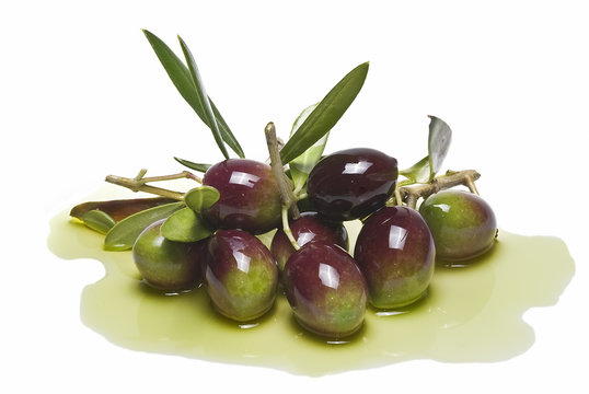 Aceitunas sobre aceite de oliva.