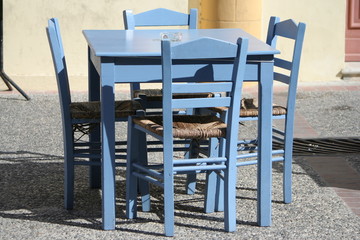 tavolo in legno blu con sedie in un bar