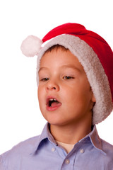 Kind mit Weihnachtsmütze singt