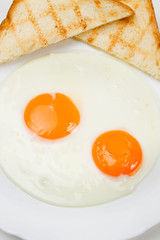 Fried eggs with toasted bread