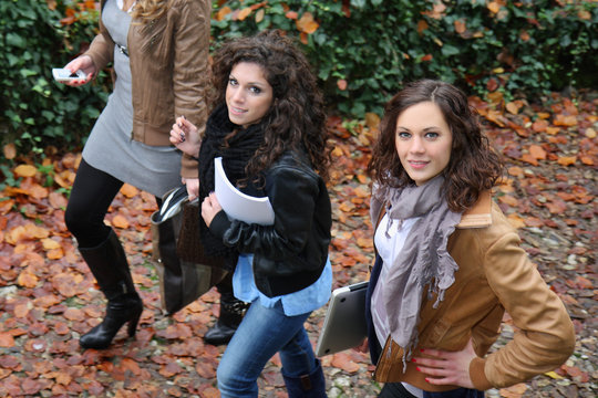 ragazze camminano in autunno